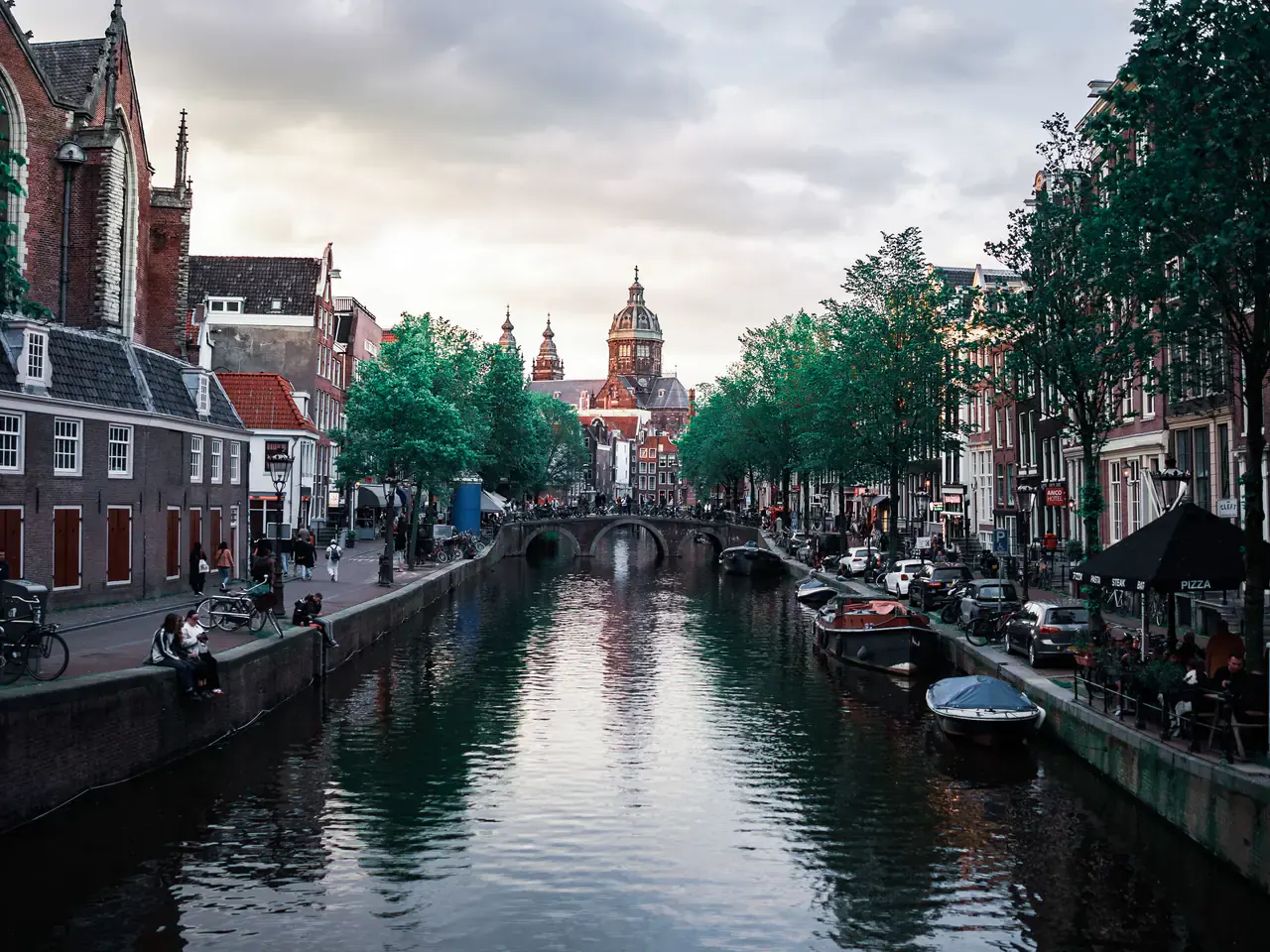 Canale di Amsterdam tra case storiche e barche
