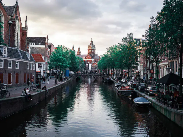 Canale di Amsterdam tra case storiche e barche