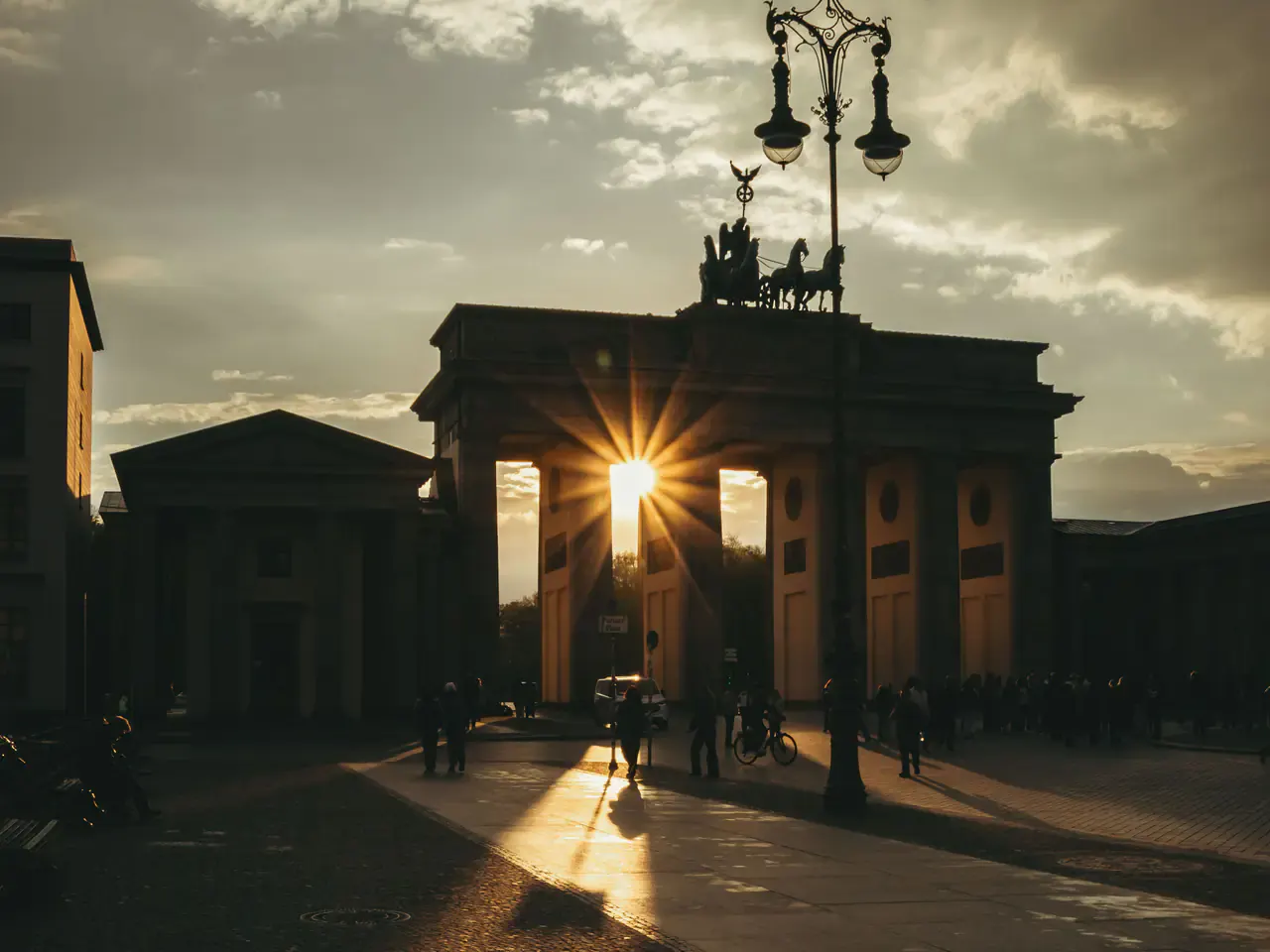 Porta di Brandeburgo illuminata dal sole al tramonto