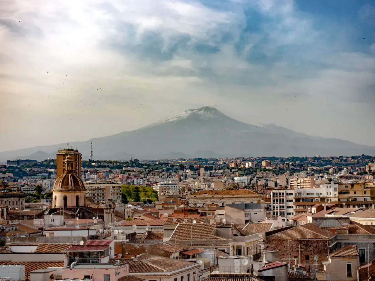 Centro storico di Catania con l'Etna sullo sfondo