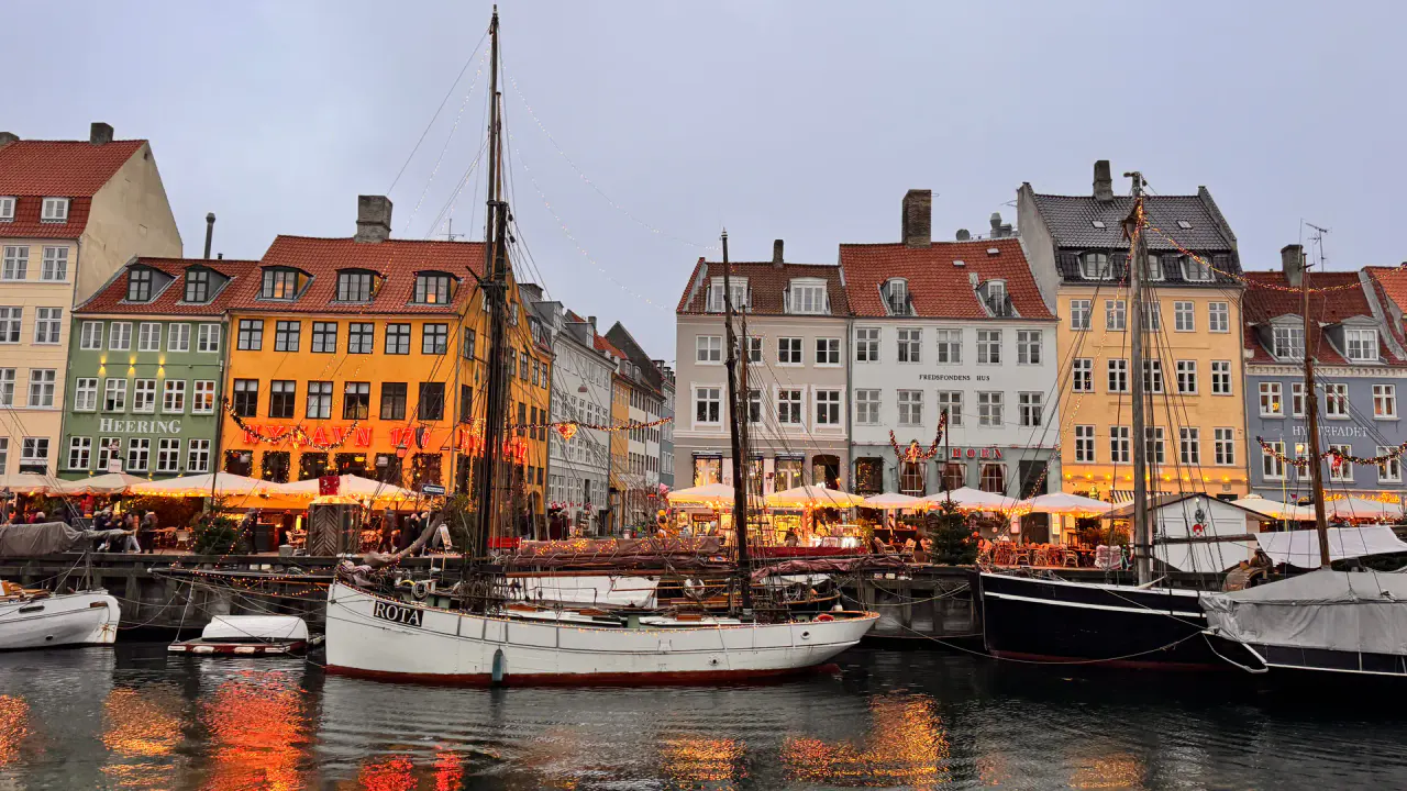 Case colorate e barche nel porto di Nyhavn a Copenaghen