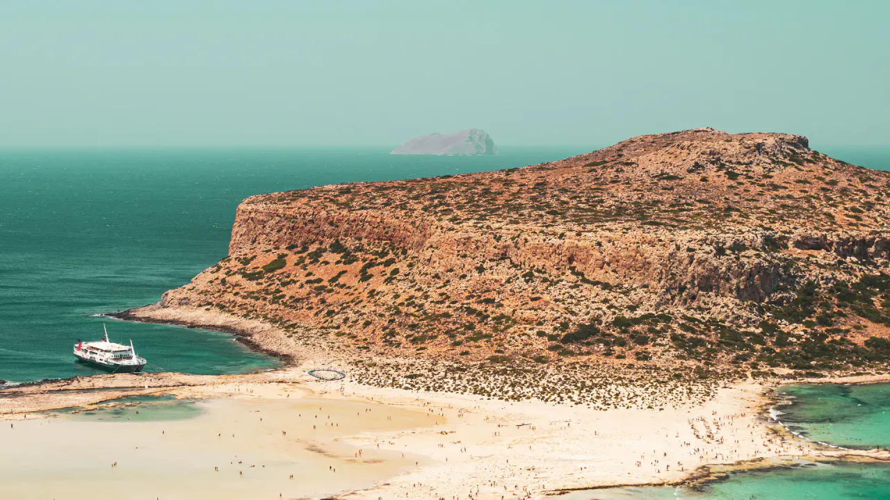 Laguna di Balos a Creta con sabbia chiara e mare turchese