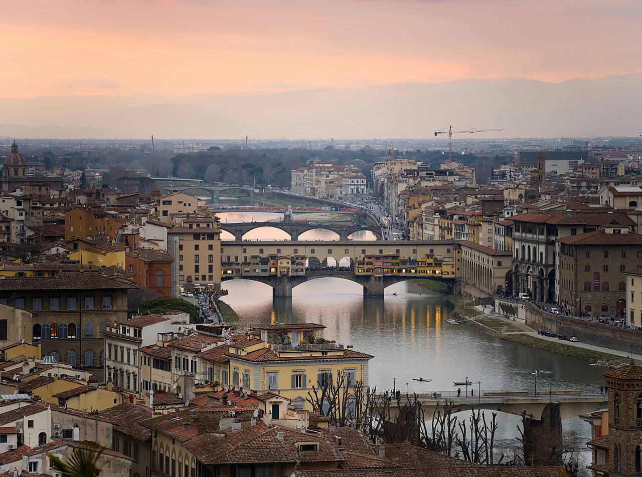 Firenze al tramonto con il Ponte Vecchio e l'Arno dal Piazzale Michelangelo