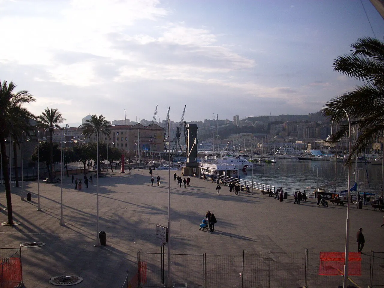 Porto Antico di Genova con le imbarcazioni e la città alle spalle