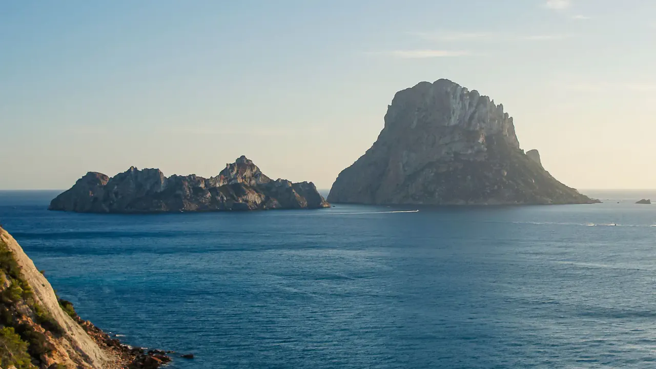 Isola di Es Vedra al largo della costa di Ibiza