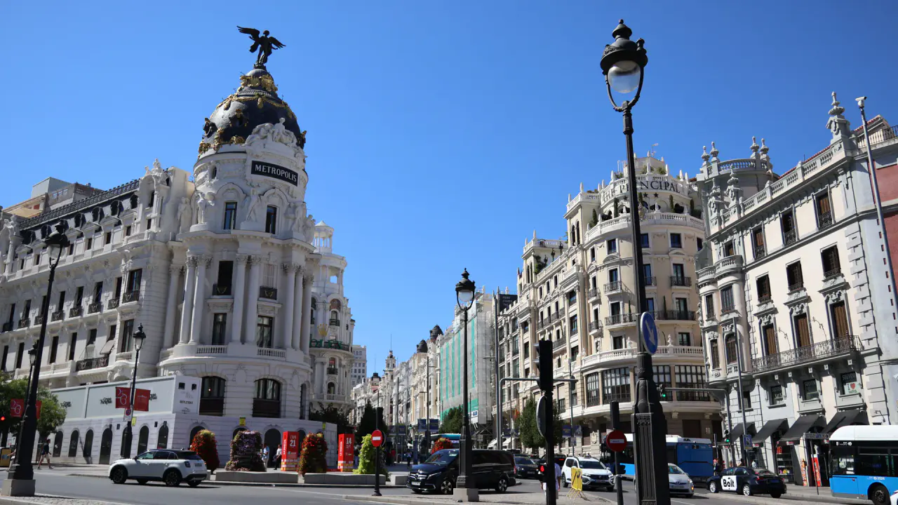Gran Via di Madrid con l Edificio Metropolis