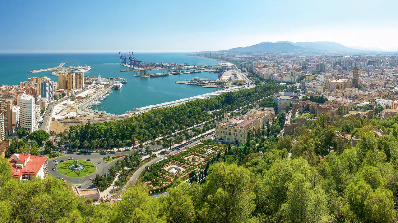 Panorama di Malaga dal Gibralfaro con porto e costa