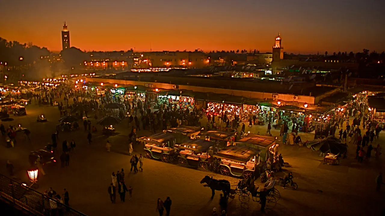 Piazza Jemaa el-Fna illuminata al tramonto a Marrakech