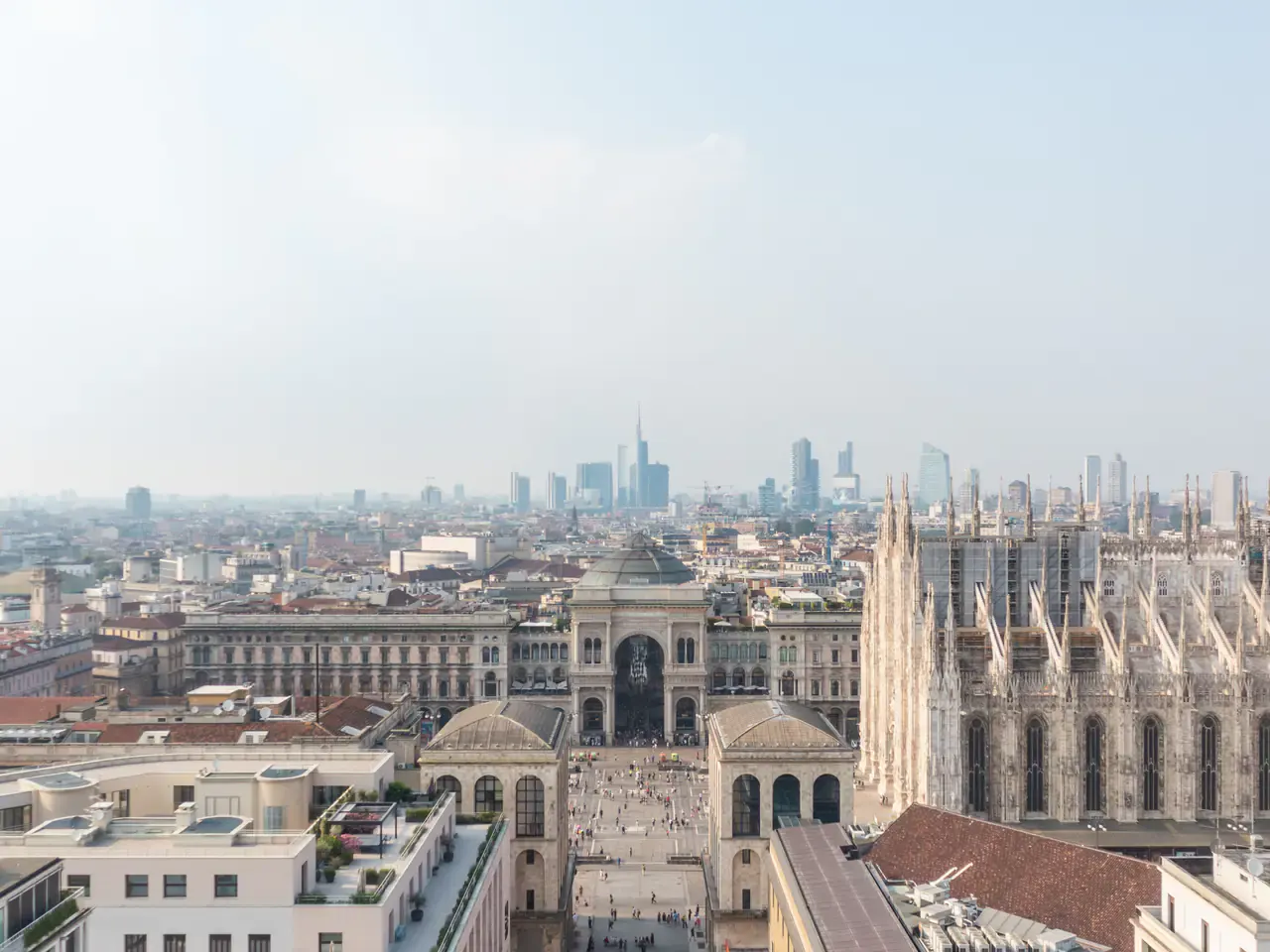 Guglie del Duomo di Milano sopra Piazza del Duomo