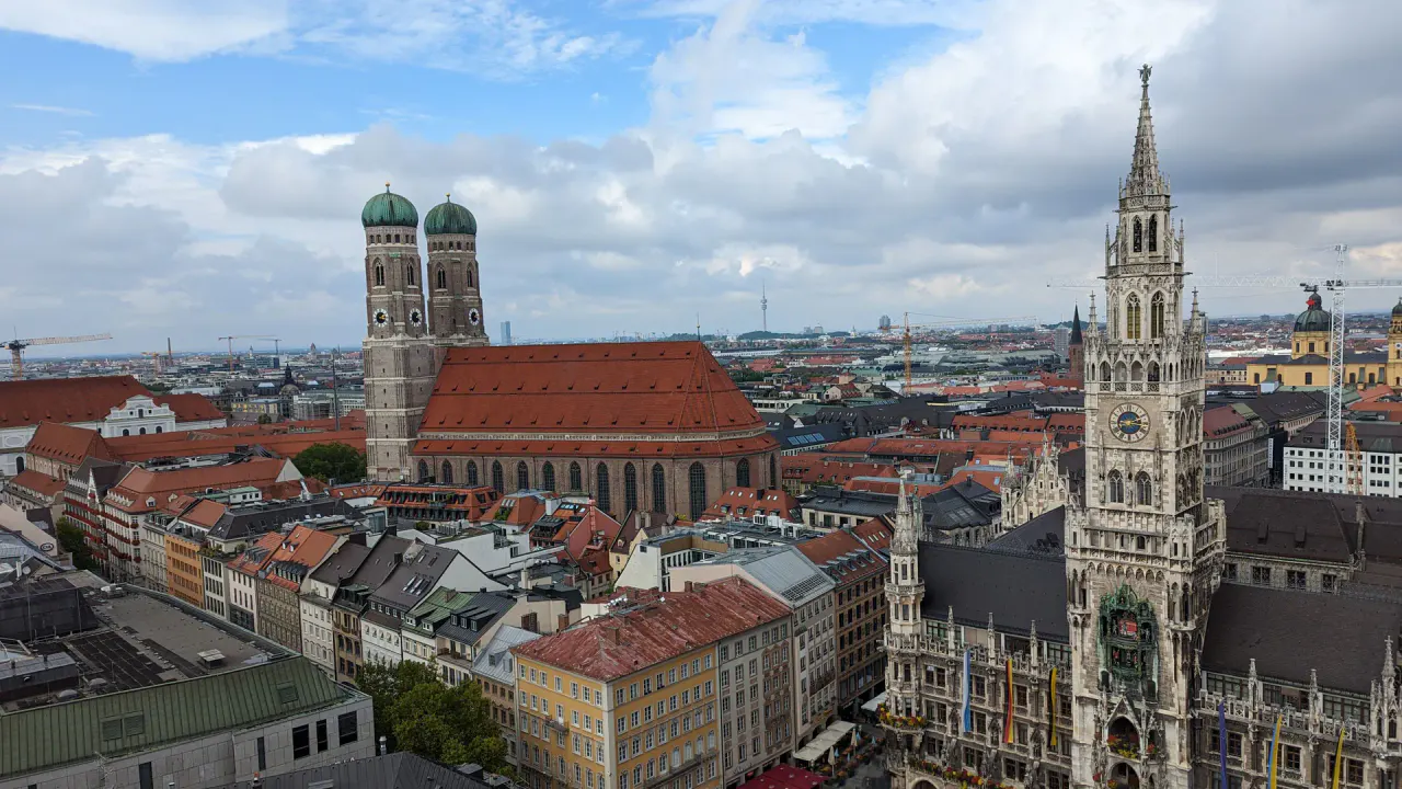 Marienplatz, Frauenkirche e Neues Rathaus nello skyline di Monaco