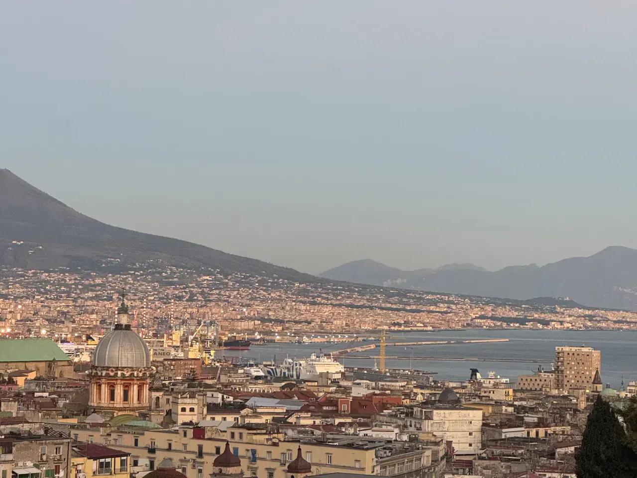Golfo di Napoli e centro storico con il Vesuvio sullo sfondo