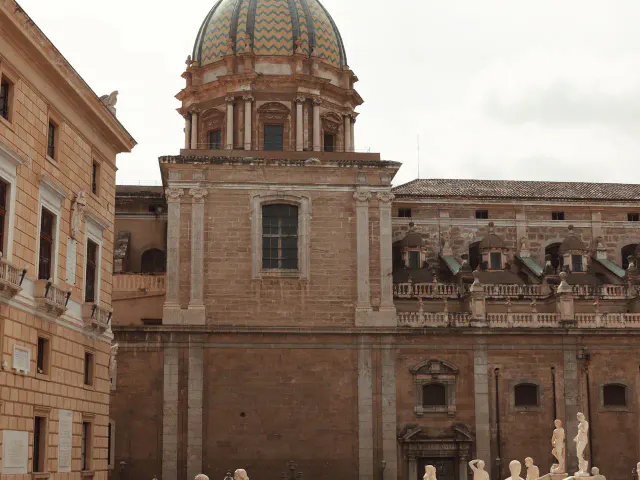 Cupola e architettura storica nel centro di Palermo