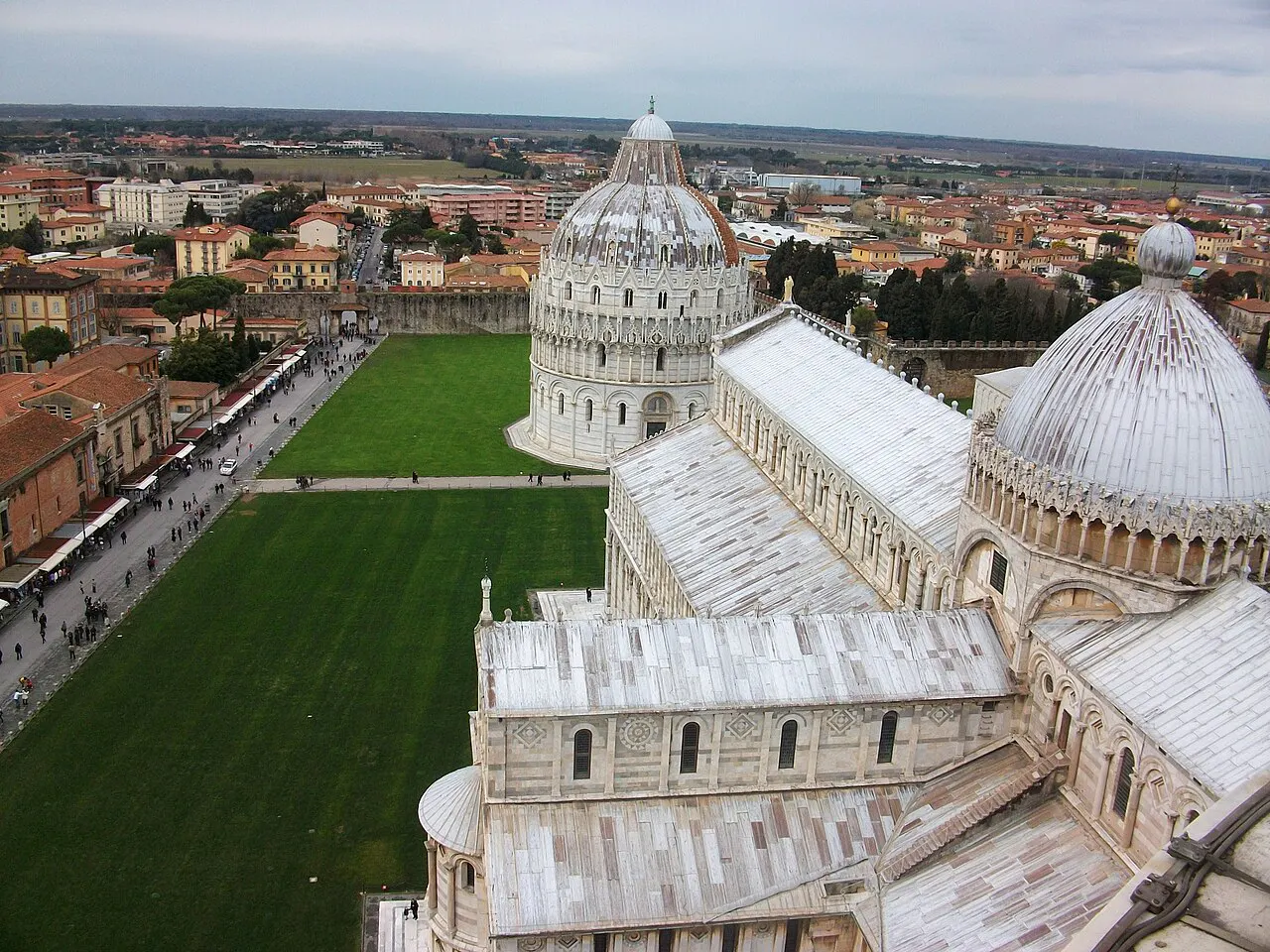 Piazza dei Miracoli a Pisa con il Duomo, il Battistero e la torre pendente