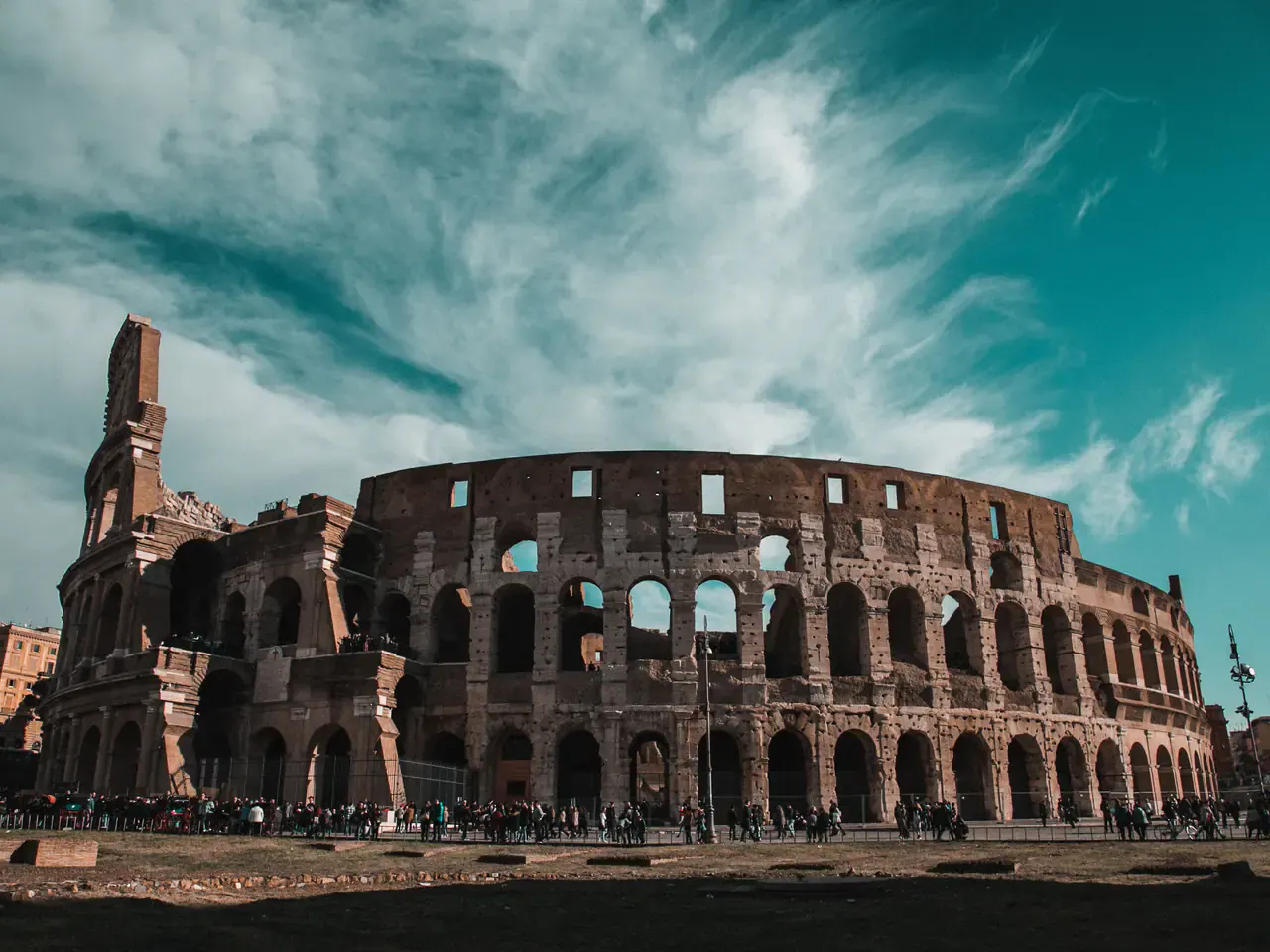 Colosseo sotto un cielo azzurro nel centro di Roma