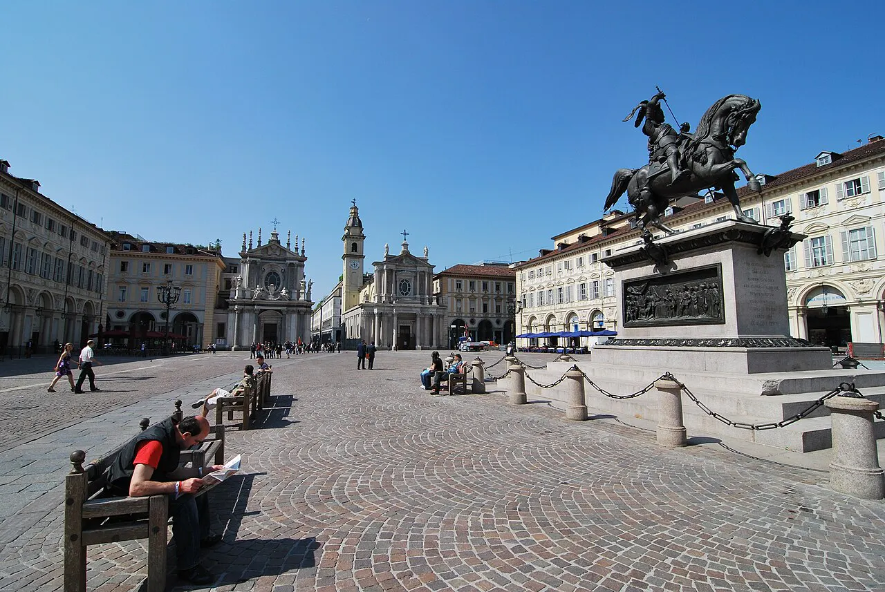 Piazza San Carlo a Torino con le chiese gemelle e i portici
