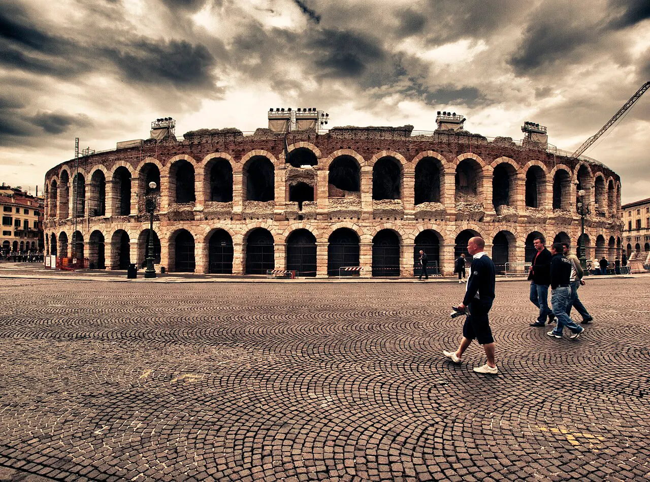 Arena di Verona vista dall'esterno in Piazza Bra